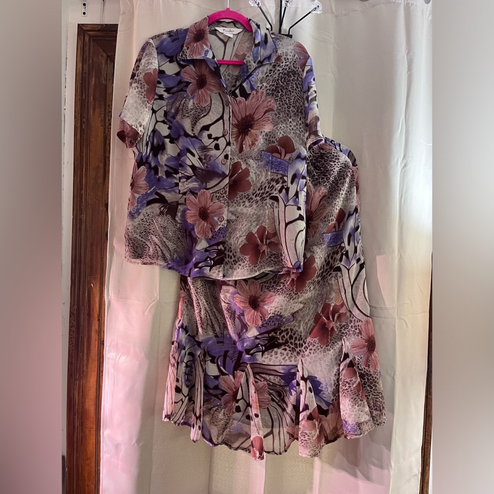 Tan jay size 12 skirt and top set. Brown and violet floral. Flowy and lined poly